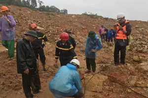 Công binh sẽ cho nổ tảng đá 20 tấn chặn đường lên Rào Trăng 3