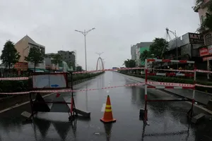 Đà Nẵng phong tỏa các cây cầu trên sông Hàn để chống bão