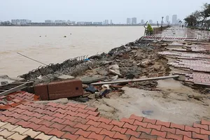 Sóng đánh toác bờ kè sông Hàn, gạch lát nát vụn 