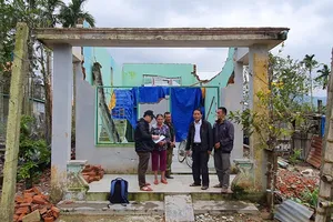 'Có tiền rồi, đi mua tôn lợp nhà luôn!'