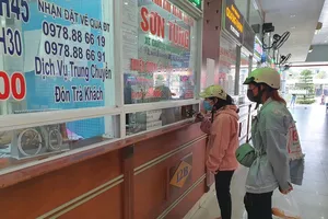 Khách mua vé tàu, xe Tết tại Đà Nẵng giảm mạnh