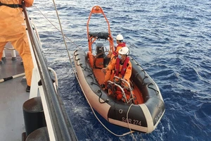 Cứu thành công thuyền trưởng tàu cá nguy kịch trên biển