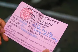 COVID-19: Đà Nẵng phát 'thẻ đi chợ', dừng tàu thủy chở khách