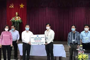 Xét nghiệm thần tốc, Đà Nẵng thưởng nóng cho Sơn Trà và CDC 