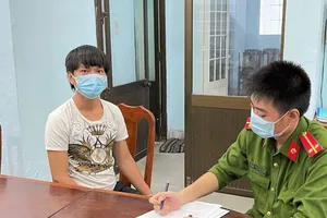 Quay clip khi làm chuyện vợ chồng với bạn gái 15 tuổi quen qua mạng 