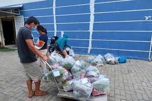 Người dân khu phong tỏa ở Đà Nẵng khó khăn trong mua thực phẩm