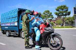 Shipper kín mít đồ bảo hộ ra đường trong ngày đầu Đà Nẵng nới phong tỏa