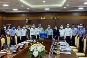 TP.HCM tặng Đà Nẵng 500 triệu đồng, test kit để chống dịch