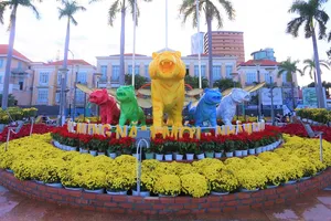 Ngắm đường hoa xuân Nhâm Dần hơn 8,6 tỉ đồng ở Đà Nẵng