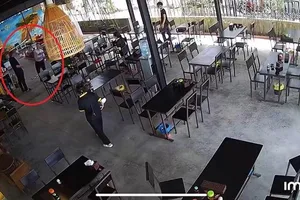 Cán bộ Trung tâm quỹ đất Đà Nẵng ném tiền lẻ ở quán bún bò bị kỷ luật 