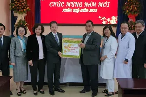 Bí thư TP Đà Nẵng thăm 2 bệnh viện ngày cận Tết
