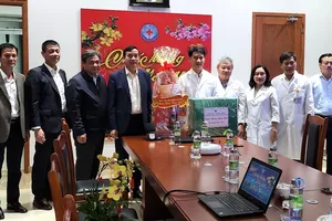 Chủ tịch Đà Nẵng thăm y bác sĩ, lực lượng 911 đêm giao thừa