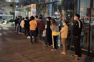 Người dân Đà Nẵng xếp hàng từ mờ sáng chờ xác nhận lý lịch tư pháp