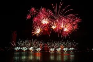 Phàn nàn về lễ hội pháo hoa, hãy gọi ngay cho Phó cục trưởng