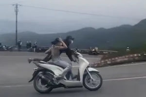 Đôi vợ chồng chạy xe máy ‘làm xiếc’ trên đèo Hải Vân lãnh án