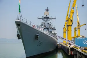 Ngắm 2 tàu khu trục hiện đại của Hải quân Ấn Độ trên cảng Tiên Sa