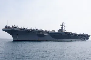 2 tàu tuần dương hộ tống tàu sân bay Mỹ cập cảng Tiên Sa