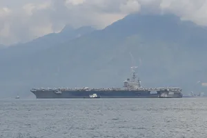 Ngắm tàu sân bay Mỹ USS Ronald Reagan trên vịnh Đà Nẵng