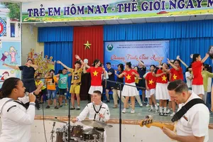 Thủy thủ tàu sân bay Mỹ đàn hát, nhảy múa cùng trẻ mồ côi Đà Nẵng