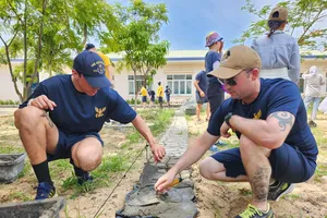 Thủy thủ tàu sân bay Mỹ USS Ronald Reagan trổ tài làm thợ xây
