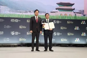 Phó Chủ tịch HĐND TP Đà Nẵng Trần Phước Sơn đại diện Đà Nẵng nhận giải thưởng. Ảnh: ĐN