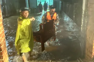 Công an Đà Nẵng trắng đêm giúp dân ‘chạy’ lụt, sơ tán khoảng 5.000 người 