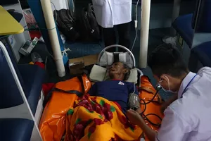 Ngư dân đột quỵ trên biển, tàu cá Quảng Ngãi kêu cứu khẩn cấp