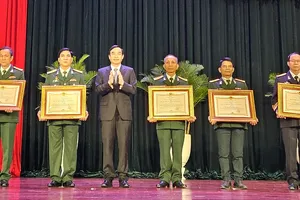 Đà Nẵng: Tặng thưởng Huân chương Bảo vệ Tổ quốc cho 5 cán bộ quân đội nghỉ hưu