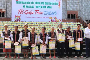 Hơn 400 phần quà Tết tặng đồng bào Cơ Tu và người Việt gốc Hoa tại Đà Nẵng