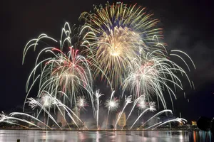 Đà Nẵng bắn pháo hoa đêm giao thừa tại 3 điểm, trang trí 15 điểm hoa Tết