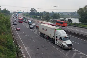 Ô tô nối đuôi nhau về quê, lối ra cao tốc Đà Nẵng - Quảng Ngãi ùn ứ