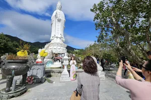 Ngôi chùa lớn nhất Đà Nẵng đông du khách ngày Mùng 1 Tết Giáp Thìn 2024