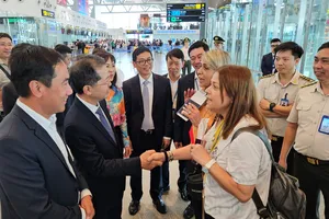 Bí thư Đà Nẵng thăm công ty cảng, dệt may, động viên doanh nghiệp nước ngoài