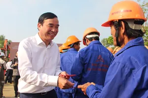 Chủ tịch Đà Nẵng động viên công nhân tại 2 dự án hơn 1.000 tỉ đồng