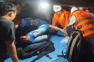 Ngư dân thoát chết nhờ tàu SAR 274 ứng cứu kịp thời trên vùng biển Hoàng Sa
