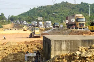 Mặt bằng còn ngổn ngang, cao tốc Hòa Liên – Túy Loan gặp khó