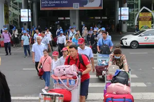 Ngày đầu nghỉ lễ, bến xe, sân bay tại Đà Nẵng nườm nượp khách