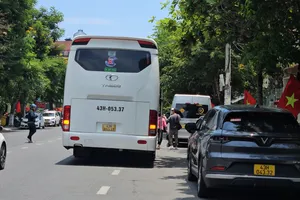 Xe du lịch đón trả khách bát nháo, chiếm lòng đường ở Đà Nẵng