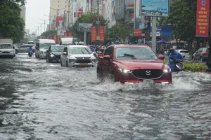 Mưa lớn gây ngập nhiều tuyến đường ở Đà Nẵng, giao thông hỗn loạn