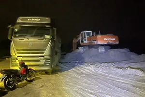 Bắt quả tang xe trộm đất trên đường vành đai phía Tây Đà Nẵng