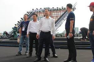 Bí thư Đà Nẵng thị sát khán đài, sân khấu pháo hoa trước đêm khai mạc