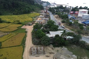 Nổ mìn thi công đường ven biển nối cảng Liên Chiểu, tạm dừng lưu thông qua hầm Hải Vân