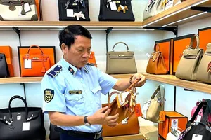Thêm 2 cửa hàng bán đồ giả mạo nhãn hiệu Hermes, Gucci… bị phạt