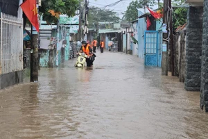 Rốn ngập Mẹ Suốt ở Đà Nẵng mênh mông nước, bộ đội sơ tán người dân