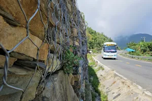 Gia cố bằng rọ đá ngăn sạt lở tuyến đường đèo Hải Vân