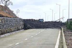 Sạt lở nghiêm trọng trên đường vành đai phía Tây Đà Nẵng