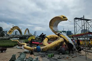 Lộ diện linh vật rắn tại Đà Nẵng do nghệ nhân Đinh Văn Tâm chế tác