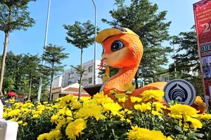 Muôn màu linh vật rắn tại Đà Nẵng, các 'bé na' hút khách dù chưa mở cửa