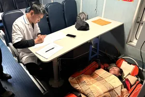 Tàu cứu nạn SAR 274 ‘đạp sóng’ cứu ngư dân đứt lìa bàn chân trên biển