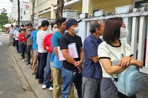 Người dân xếp hàng ra tận vỉa hè chờ làm thủ tục đất đai tại Đà Nẵng